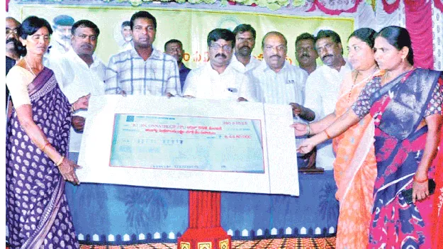 స్వశక్తితో ఆర్థిక పురోగతి చెందాలి