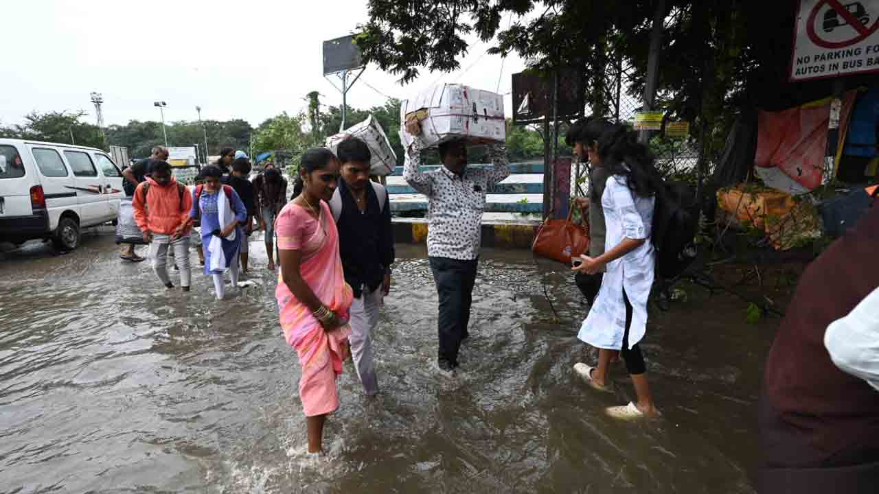 Flood Hits MGBS: హైదరాబాద్‌లో భారీ వర్షాలు.. జలదిగ్బంధంలో ఎమ్‌జీబీఎస్‌.. 