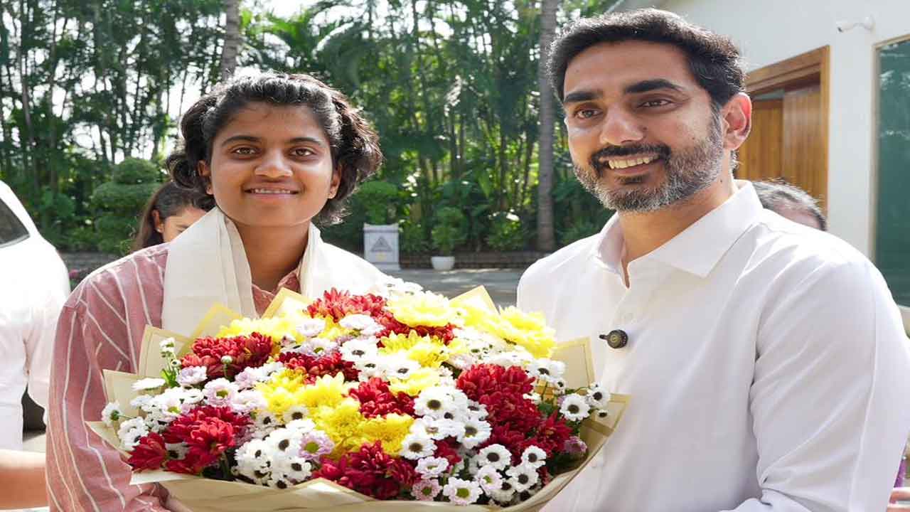 Cricketer Sricharani: క్రికెటర్ శ్రీచరణికి.. ఏపీ ప్రభుత్వం భారీ నజరానా..