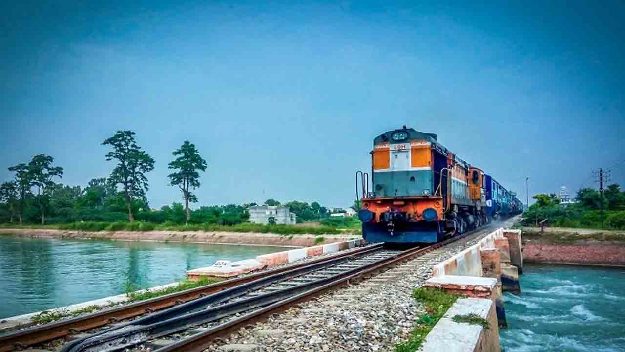 Railway stones: రైలు పట్టాల మధ్యలో కంకర రాళ్ళు ఎందుకు వేస్తారో తెలుసా..?
