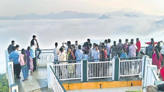 పర్యాటకుల సందడి