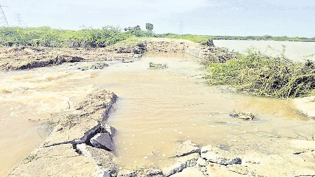కొట్టుకుపోయిన రహదారులు  దెబ్బతిన్న నేల చప్టాలు
