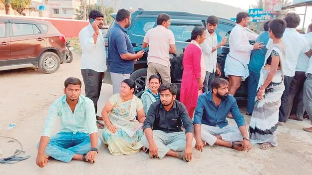 పోలీసుల వైఖరిపై నిరసన