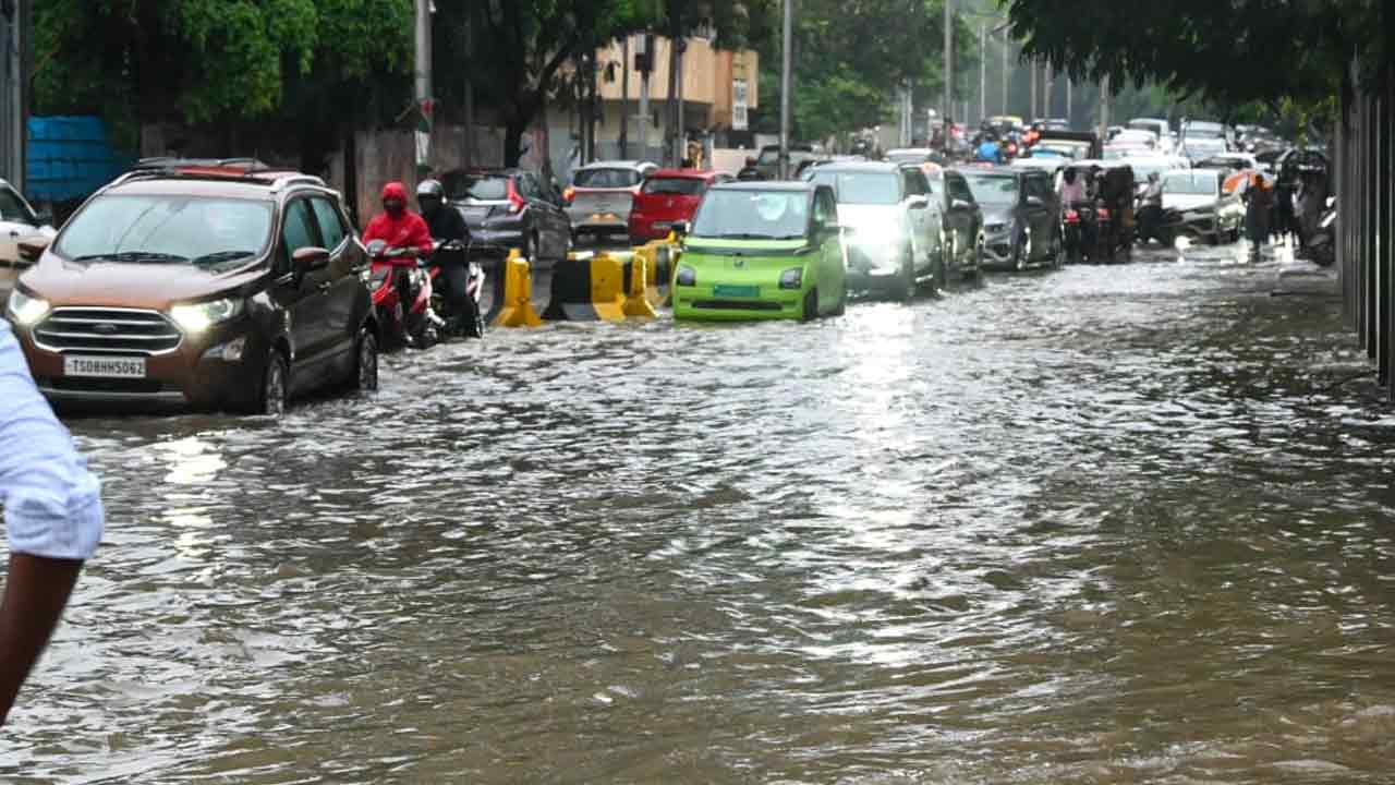 Hyderabad Heavy Rains: హైదరాబాద్‌ను ముంచెత్తిన భారీ వర్షం..