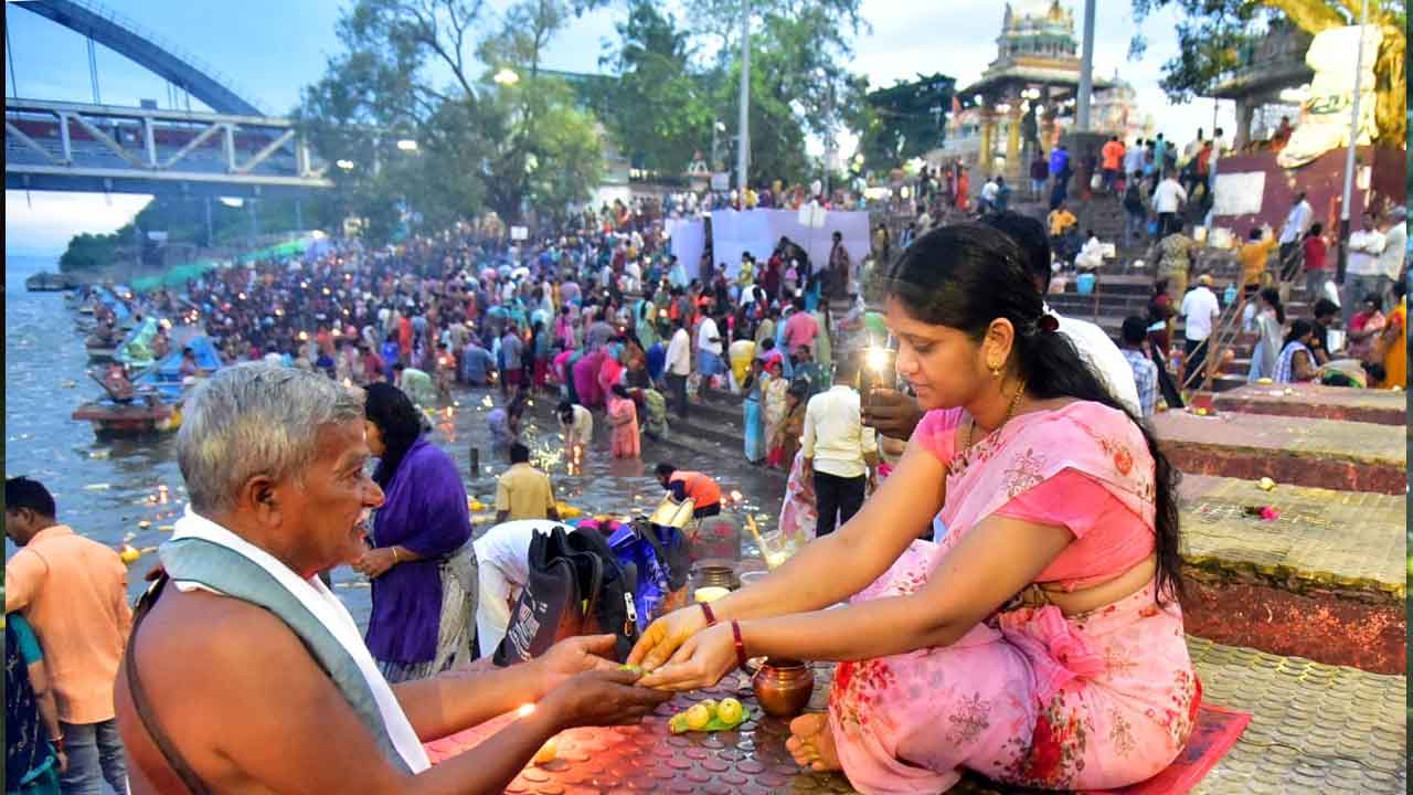  Kartika Maasam: రాజమండ్రి గోదావరి పుష్కర ఘాట్ వద్ద కార్తీక శోభ