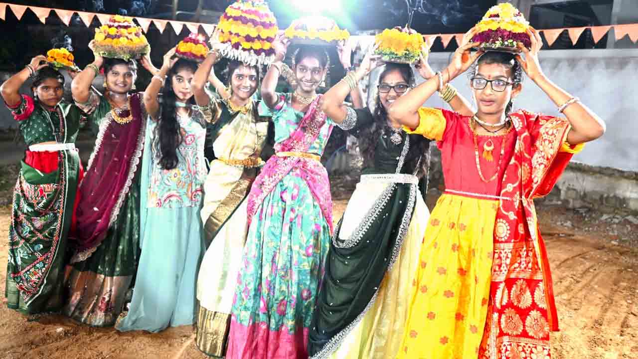 Bathukamma Celebrations: అత్యంత ఘనంగా 10వ రోజు పెద్ద బతుకమ్మ సంబరాలు..