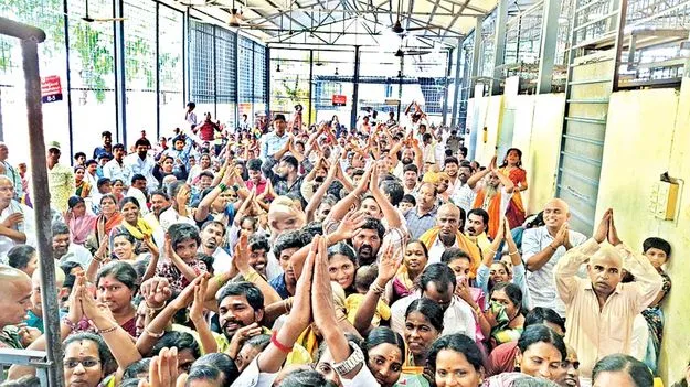 శ్రీగిరిపై భక్తజన సందోహం