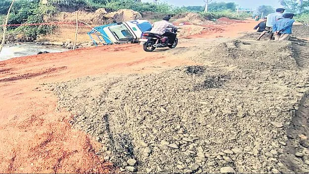 త్రుటిలో తప్పిన ప్రమాదం