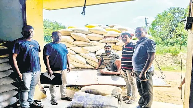 30 టన్నుల రేషన్‌ బియ్యం సీజ్‌