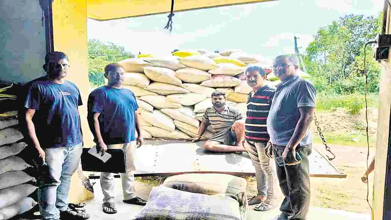 30 టన్నుల రేషన్‌ బియ్యం సీజ్‌