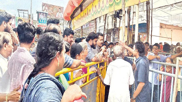 ఇష్టారాజ్యంగా దర్శనానికి అనుమతులు 