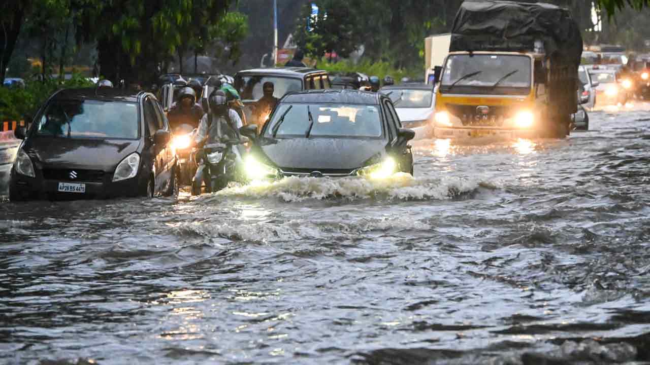 Hyderabad Heavy Rains: హైదరాబాద్‌ను ముంచెత్తిన భారీ వర్షం..