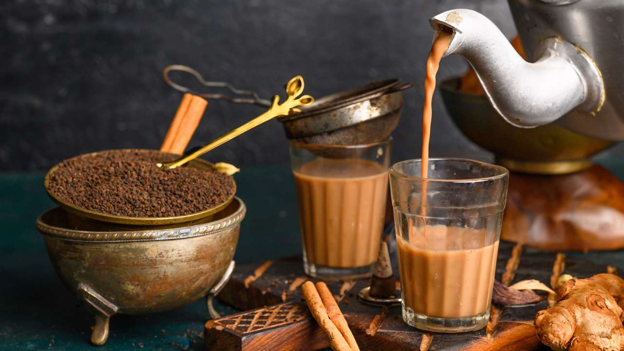 Indian Tea: భారతీయులు టీలో పాలు ఎందుకు కలుపుకుంటారో తెలుసా