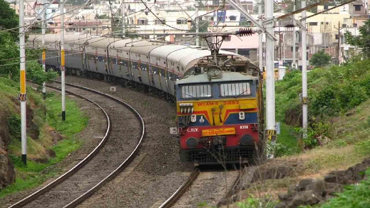 Railway stones: రైలు పట్టాల మధ్యలో కంకర రాళ్ళు ఎందుకు వేస్తారో తెలుసా..?