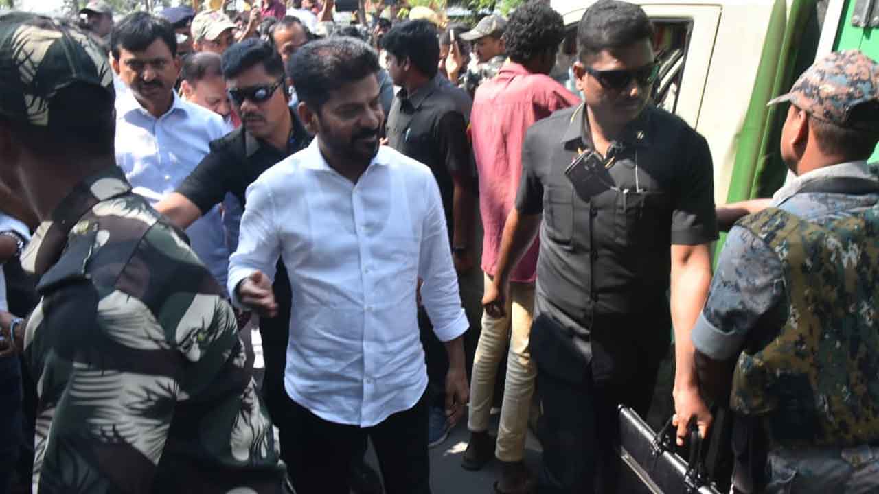 Ande Sri Final Rites:  ప్రభుత్వ లాంఛనాలతో కవి అందెశ్రీ అంత్యక్రియలు.. పాడె మోసిన ముఖ్యమంత్రి రేవంత్..