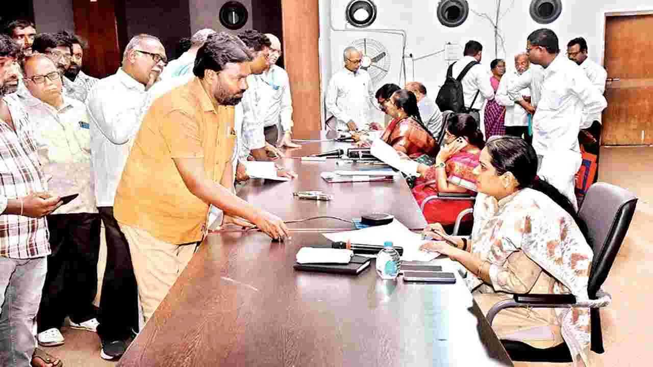 సమస్యలను గడువు లోపు పరిష్కరించాలి