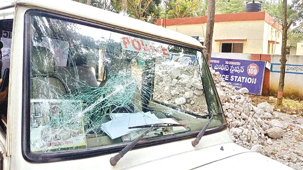 Attack on police పోలీసులపై దాడి