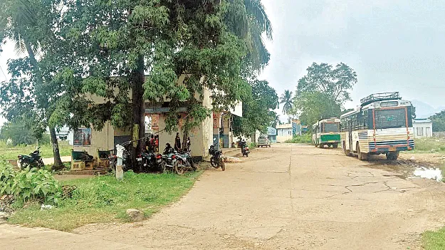 సౌకర్యాలు లేక..శిథిలావస్థకు చేరి