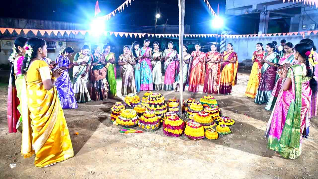 Bathukamma Celebrations: అత్యంత ఘనంగా 10వ రోజు పెద్ద బతుకమ్మ సంబరాలు..