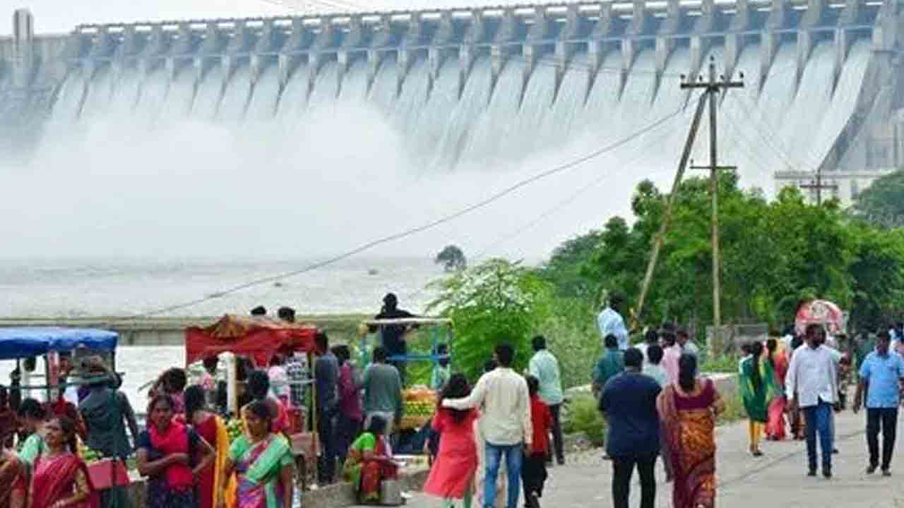 Srisailam Flood Water: శ్రీశైలం జలాశయానికి పోటెత్తిన వరద..
