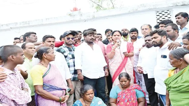 ఆధార్‌ కార్డులు లేవని పరిహారం ఇస్తలేరు 