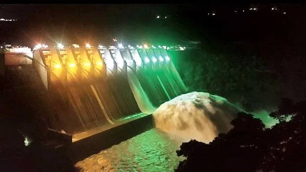 శ్రీశైలం నుంచి కొనసాగుతున్న నీటి విడుదల 