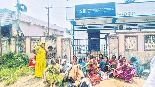 రోడ్డెక్కి డ్వాక్రా మహిళలు