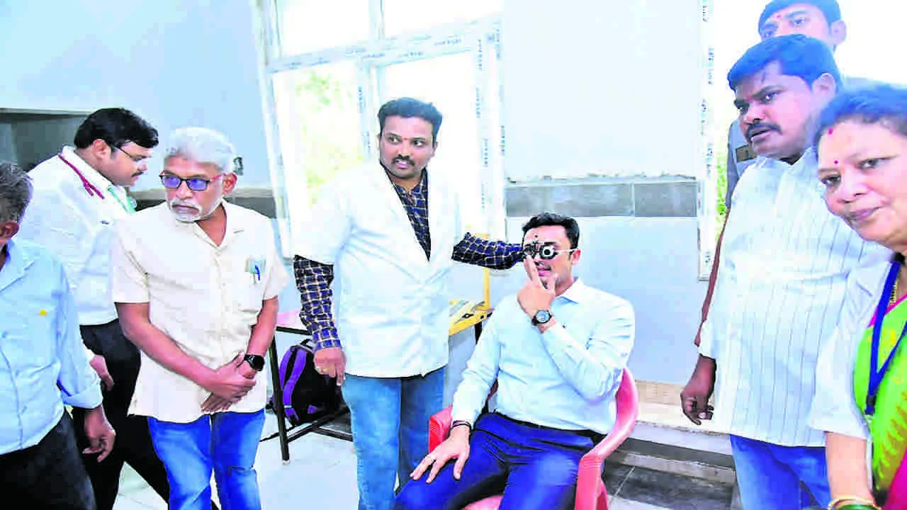EYE CAMP: కంటిపై అవగాహన కల్పించాలి : కలెక్టర్‌