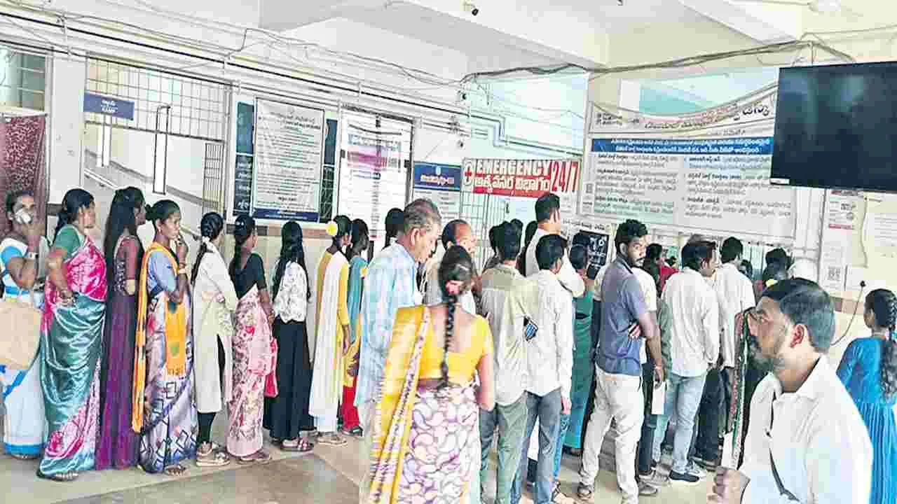 రోగులతో పాడేరు ఆస్పత్రి కిటకిట
