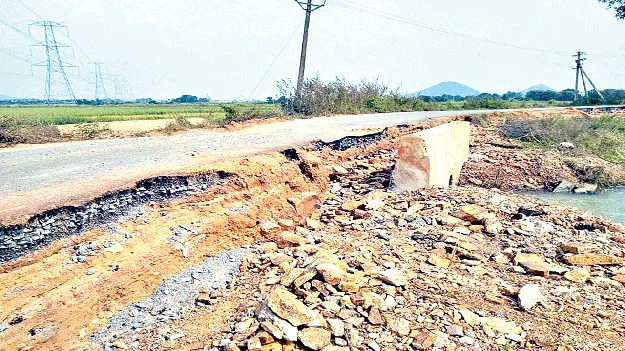 రోడ్లు ఛిద్రం