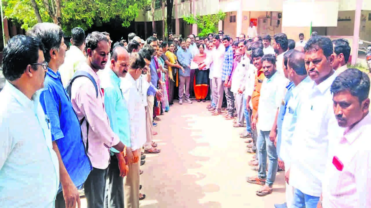 EMPLOYEES: పెండింగ్‌ జీతాలను చెల్లించండి