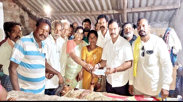 తొక్కిసలాటలో గాయపడినవారికి పరిహారం అందజేత