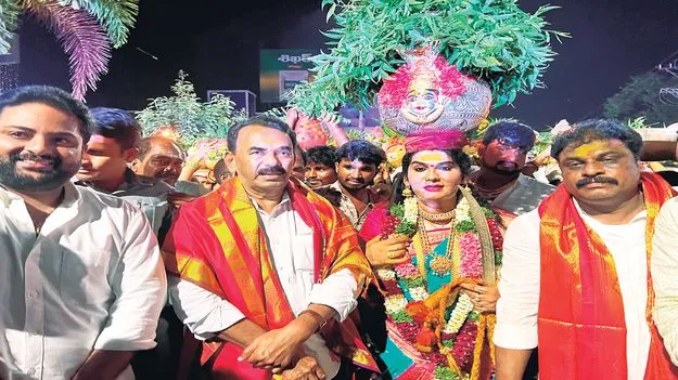  వైభవోపేతం  · పాలమూరులో కంఠమహేశ్వర స్వామి విగ్రహ ప్రతిష్ఠ