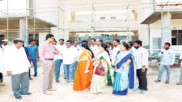 నిర్మాణ పనులు వేగంగా పూర్తి చేయాలి