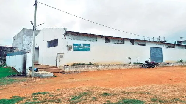 రేకుల షెడ్డులో వసతి గృహం