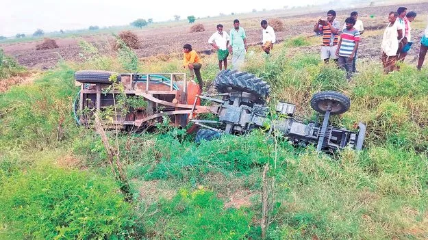 వాటర్‌ ట్యాంకర్‌ ట్రాక్టర్‌ బోల్తా : వ్యక్తి మృతి