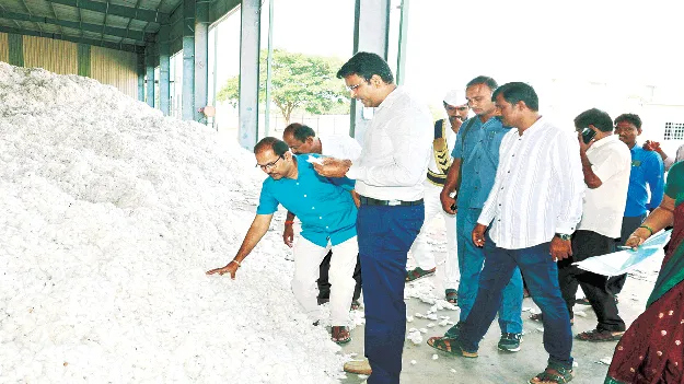 పత్తి కొనుగోలులో రైతులకు ఇబ్బందులు రానివ్వొద్దు