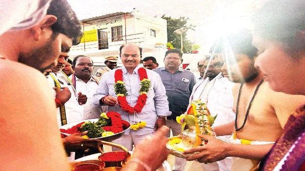 జములమ్మ ఆలయంలో ఎమ్మెల్యే పూజలు 