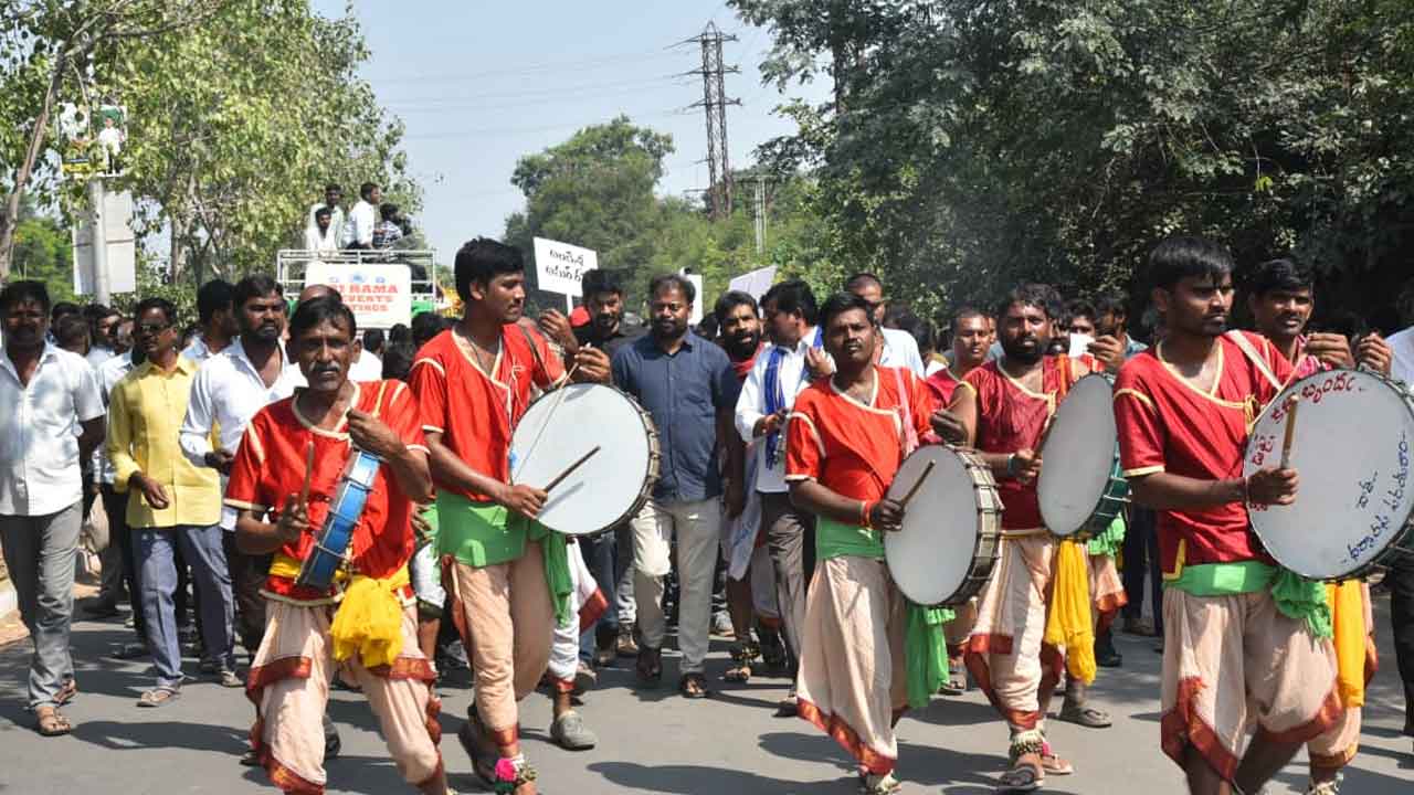 Ande Sri Final Rites:  ప్రభుత్వ లాంఛనాలతో కవి అందెశ్రీ అంత్యక్రియలు.. పాడె మోసిన ముఖ్యమంత్రి రేవంత్..