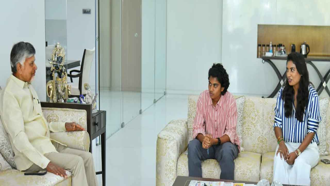 Cricketer Sricharani: క్రికెటర్ శ్రీచరణికి.. ఏపీ ప్రభుత్వం భారీ నజరానా..