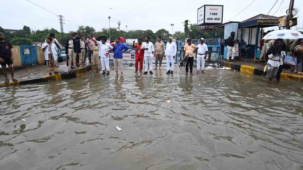 Flood Hits MGBS: హైదరాబాద్‌లో భారీ వర్షాలు.. జలదిగ్బంధంలో ఎమ్‌జీబీఎస్‌.. 