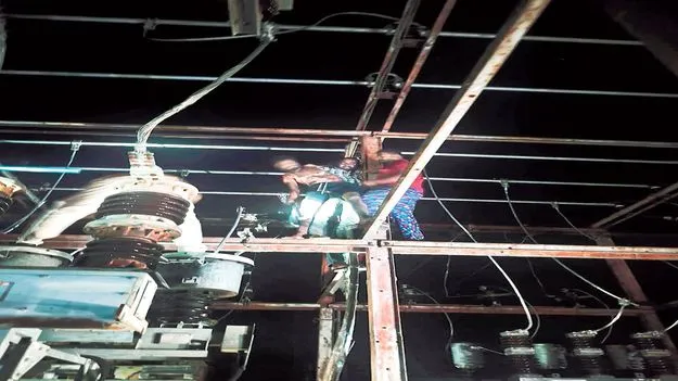  తాగిన మత్తులో ట్రాన్స్‌ఫార్మర్‌ ఎక్కి హల్‌చల్‌