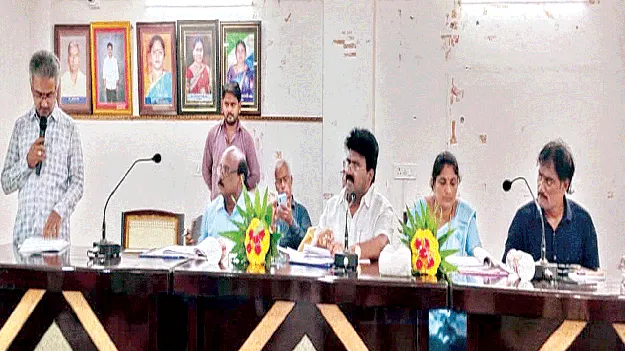 పనిచేయని అధికారులెవరైనా నిలదీస్తా