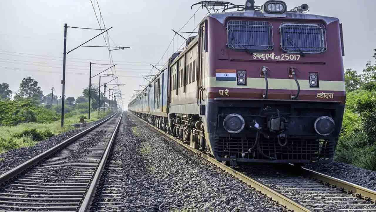 Railway stones: రైలు పట్టాల మధ్యలో కంకర రాళ్ళు ఎందుకు వేస్తారో తెలుసా..?