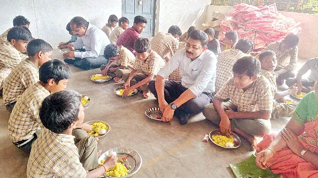విద్యార్థులకు బోధించి.. కలిసి భోజనం చేసి
