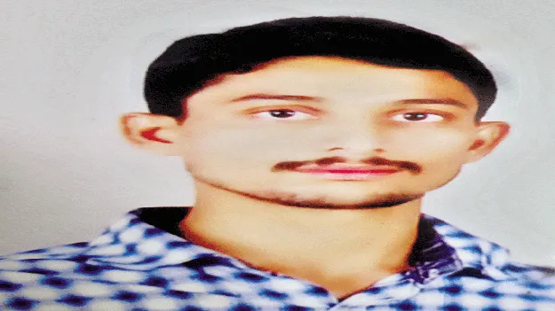 భార్య కళ్లెదుటే నదిలోకి దూకేశాడు