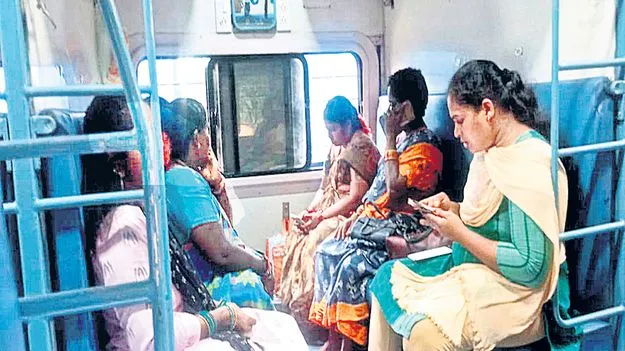 ప్రత్యేక రైళ్లకు పెరుగుతున్న ఆదరణ