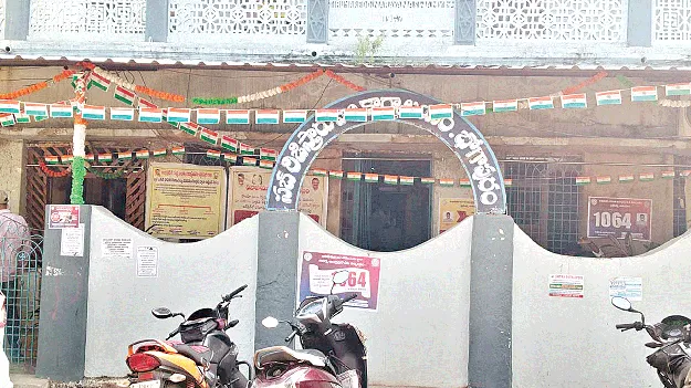 చేయి తడిపితేనే రిజిస్ట్రేషన్లు