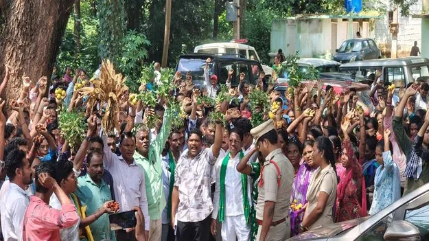 ఆయుధ డిపోను వ్యతిరేకిస్తూ గిరిజనుల ఆందోళన