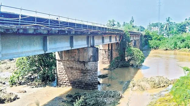 బలహీనంగా గోవాడ వంతెన